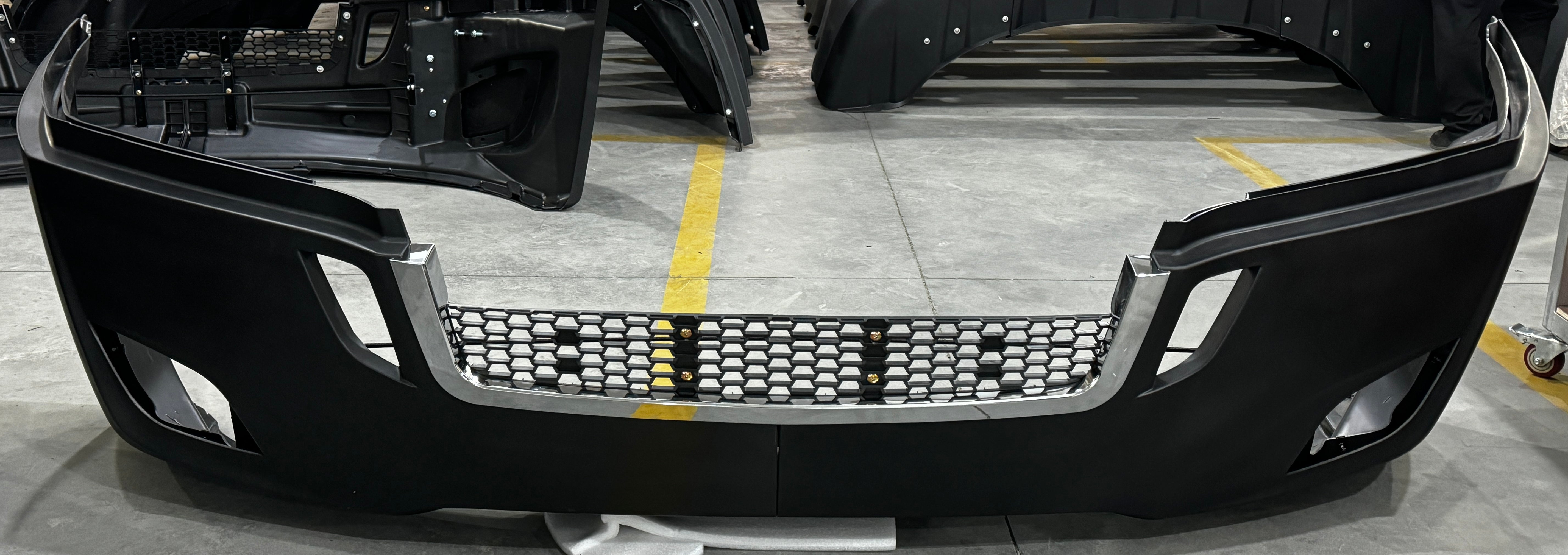 | 2018-2024 FREIGHTLINER CASCADIA BUMPER ASSY W/ FOG LAMP HOLE W/ CHRO ...