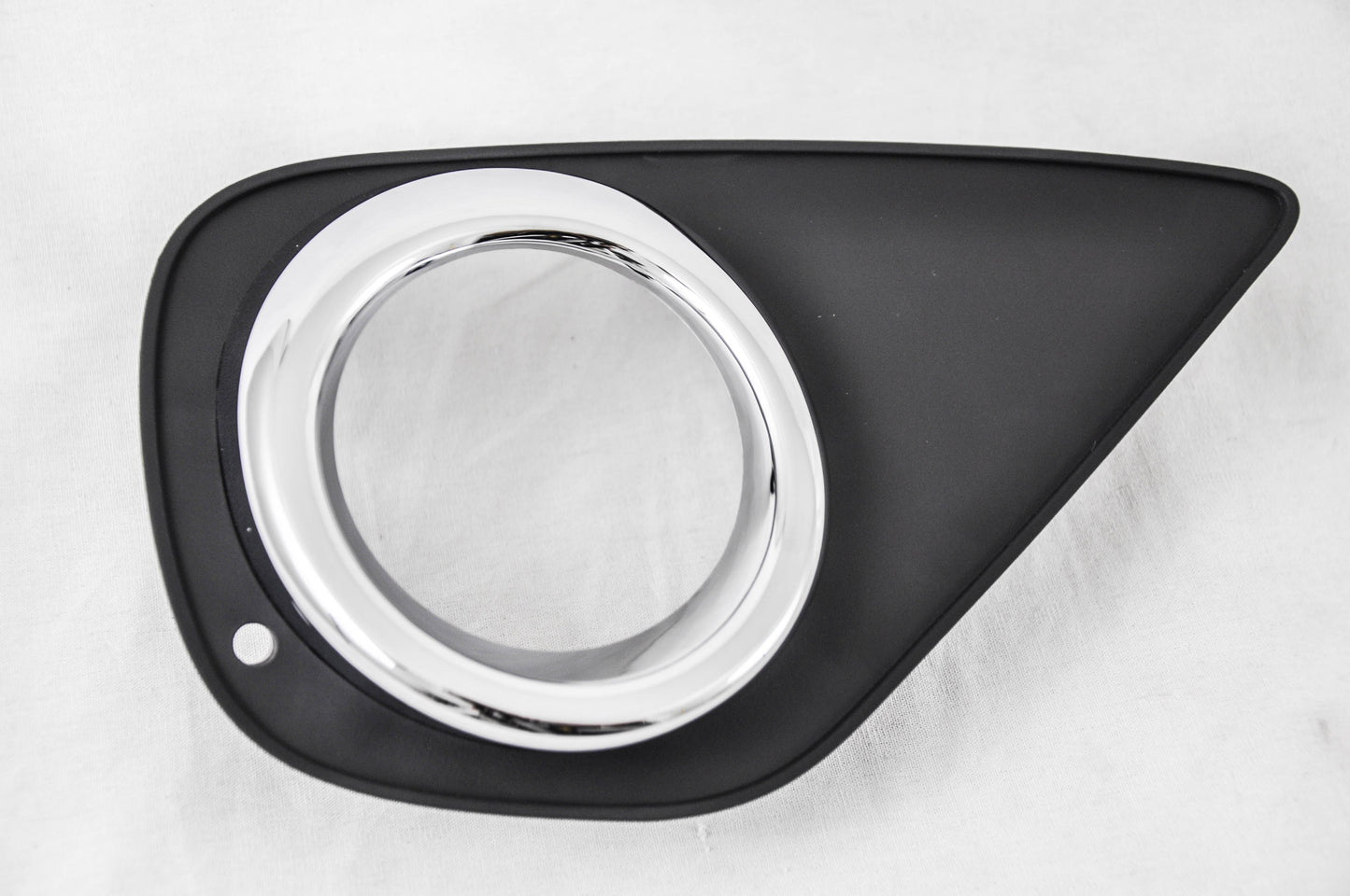 1039 | 2015-2017 TOYOTA YARIS RT Front bumper insert H/B; Fog Lamp Bezel; w/Fog Lamps | TO1039189|520300D050